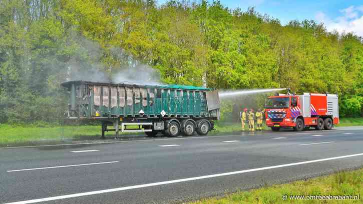 Vrachtwagen met accu's vliegt in brand op A67, rechterrijstrook dicht