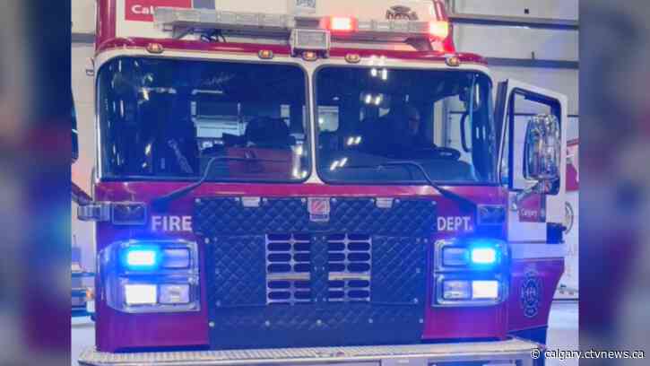Here's why some Calgary fire engines will have blue flashing lights