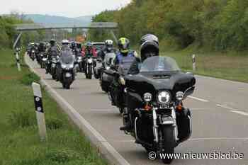 Tweehonderd motorrijders uit binnen- en buitenland doen herdenkingsrit voor overleden politieagenten