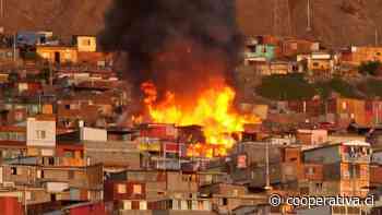 Incendio destruyó al menos tres casas en campamento de Antofagasta