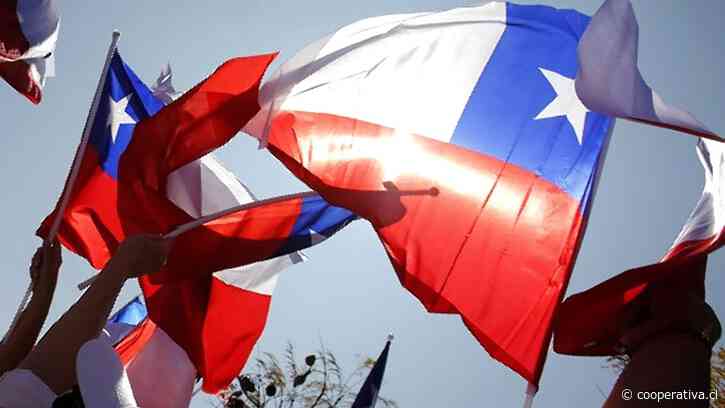 Encuesta UC: "Jóvenes de izquierda y viejos de derecha", los grupos más intolerantes de Chile