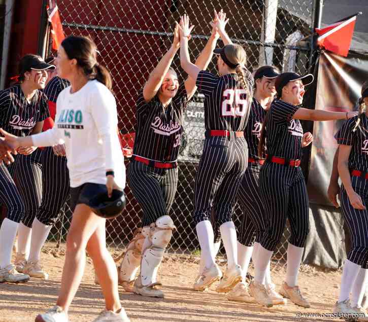 Mission Viejo softball uses clutch hitting to defeat Aliso Niguel and remain in first place