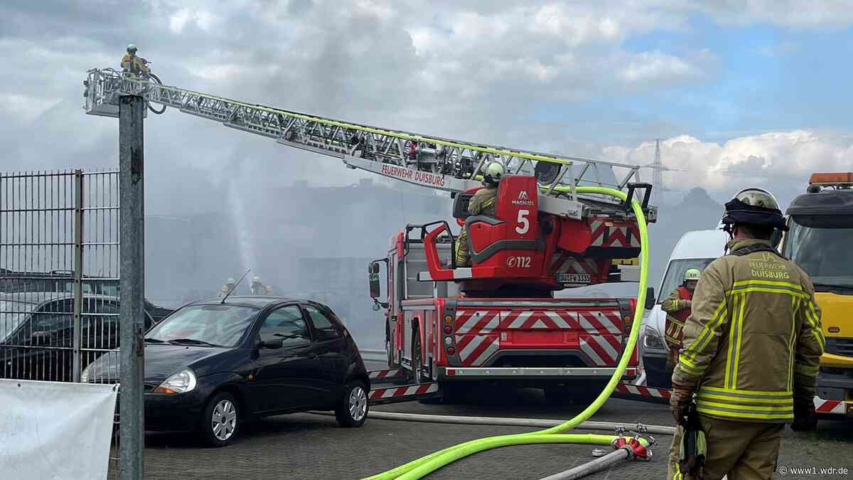 Duisburg: Großbrand auf Gelände von Autohändler gelöscht