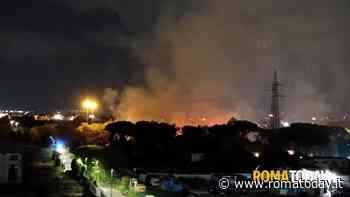 Il nuovo incendio nella maxi discarica di Roma, il Comune: "Tenete finestre chiuse". Via al monitoraggio dell'aria