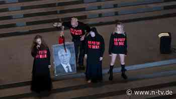 "No Putin, No War": Pussy-Riot-Aktivistin pinkelt in München auf Putin-Porträt