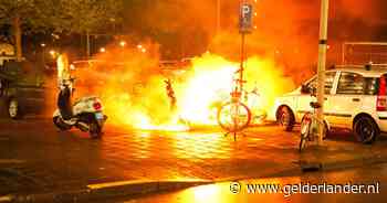 Twee brommers en een auto volledig uitgebrand in Arnhemse wijk
