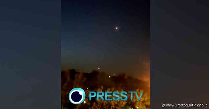 Israele attacca l’Iran, nel video la difesa aerea di Teheran abbatte i droni vicino a Isfahan