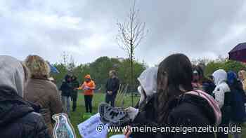 Fünftklässler der Karlheinz Böhm-Schule in Vaterstetten pflanzen ihren Jahrgangsbaum