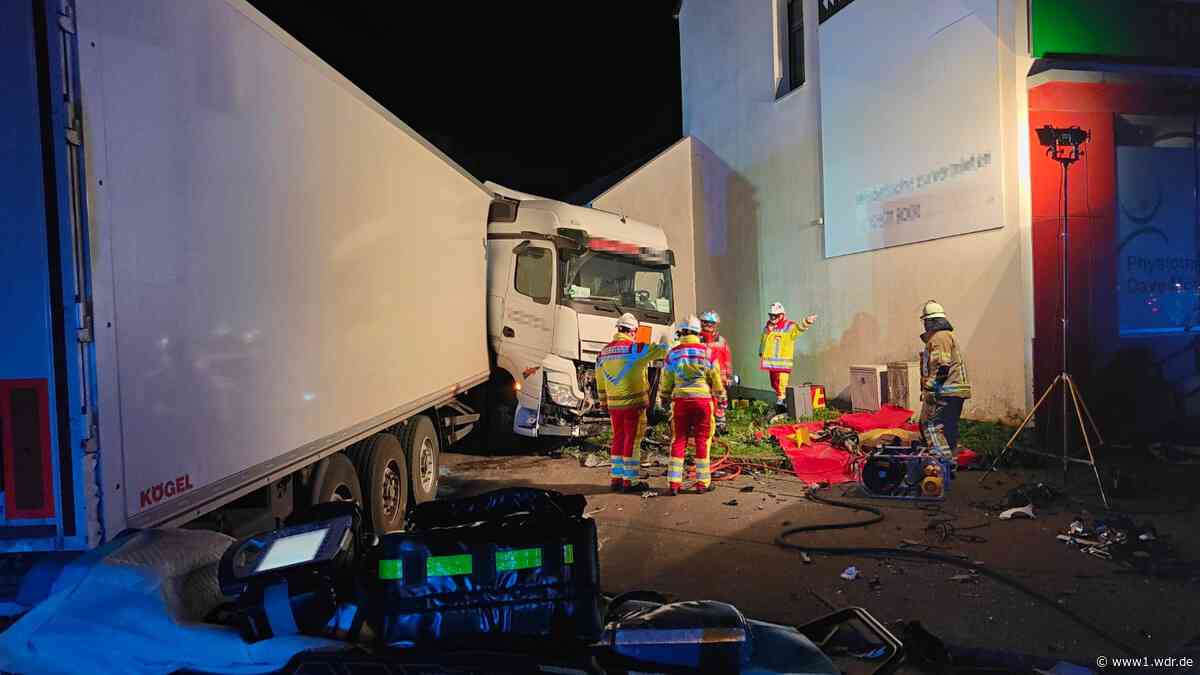 Zwei Tote in Kleve: Lkw und Kleinbus stoßen zusammen