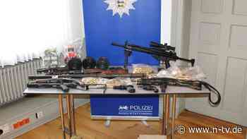Sturmgewehr und 10.000 Kugeln: Polizei stellt Kriegswaffen bei Drogenrazzia sicher