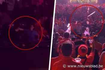 VIDEO. Ze gooien zelfs banken en stoelen naar elkaar: Nederlandse fans gaan tijdens Premier League-avond met elkaar op de vuist in Rotterdamse dartstempel
