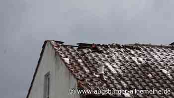 Blitz schlägt in Hausdach von Einfamilienhaus ein