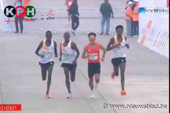 VIDEO. Bizarre finish halve marathon Peking krijgt staartje: valsspelers die Chinees opzettelijk lieten winnen, moeten medaille inleveren