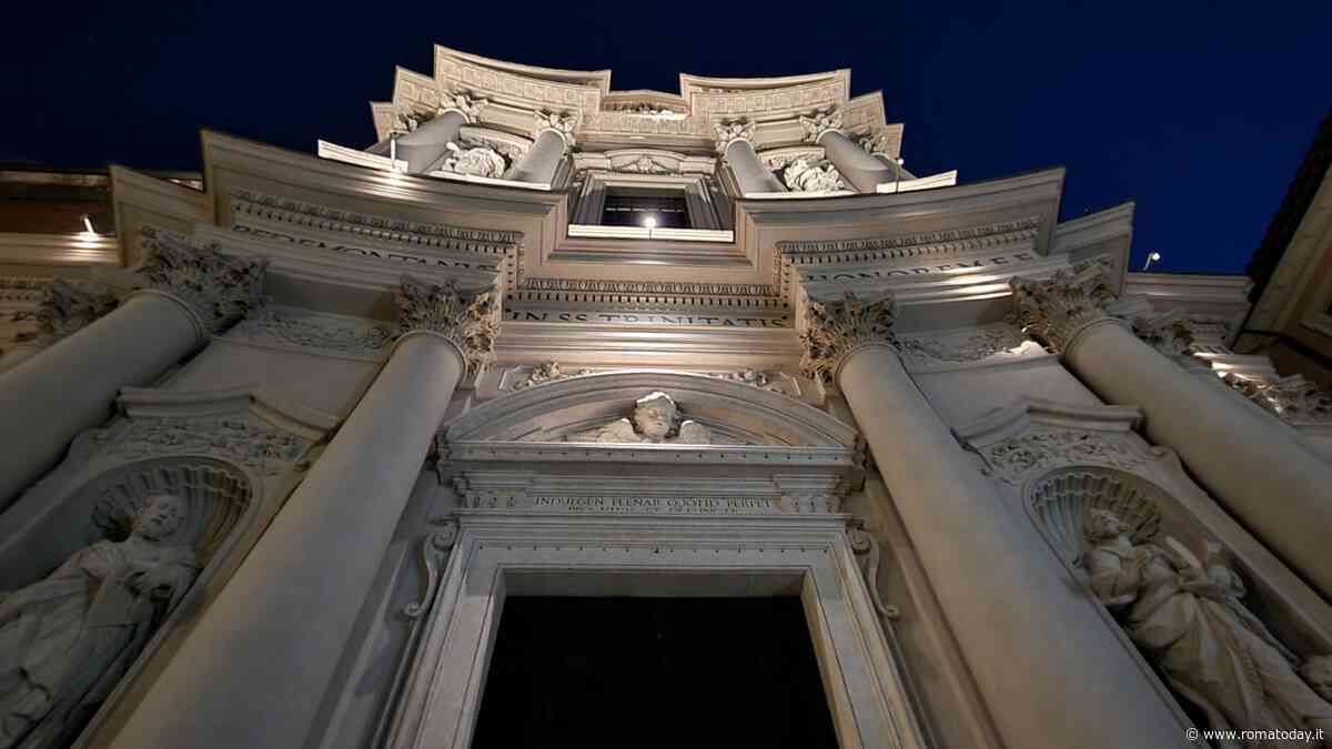 Una nuova illuminazione accende la facciata della chiesa della Santissima Trinità dei Pellegrini