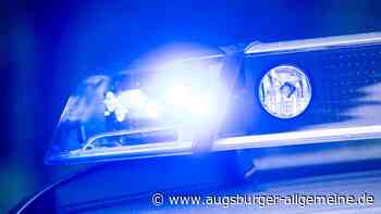 Sattelzug in Schräglage: Polizei stoppt Lkw auf Autobahn