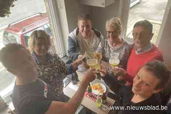 “Op de zeearend”: café houdt babyborrel voor Belgisch primeurkuiken