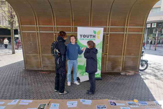 Leden Youth for Climate tonen tijdlijn met acties voor klimaat op Muntplein