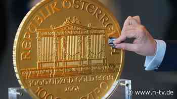 Hamburger bestaunen Riesenmünze: 31 Kilo Goldtaler ist "offizielles Zahlungsmittel"