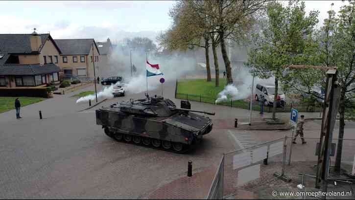 Urk - Gefronste wenkbrauwen: pantservoertuig rijdt door de straten van Urk