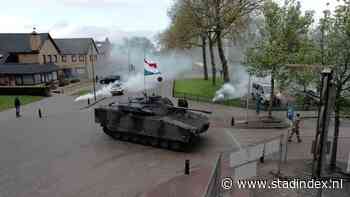 Bewoners Urk verbaasd over pantservoertuig en militairen op straat