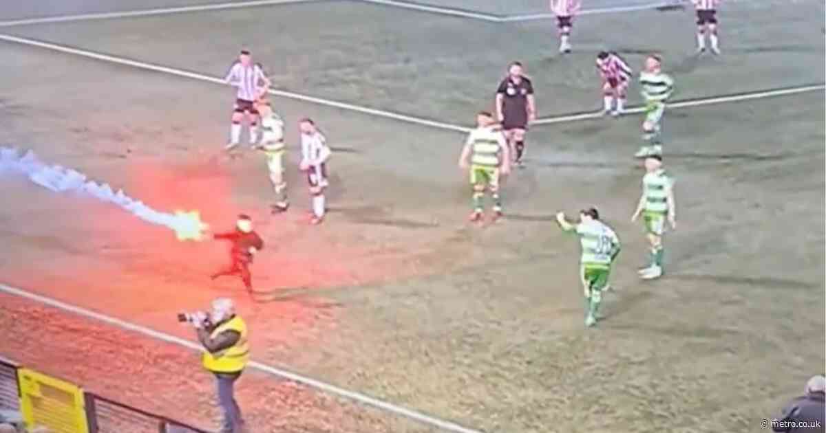 Derry City v Shamrock Rovers halted by pitch-invading child with flare