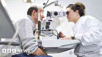 AI triages eye issues better than medics - study