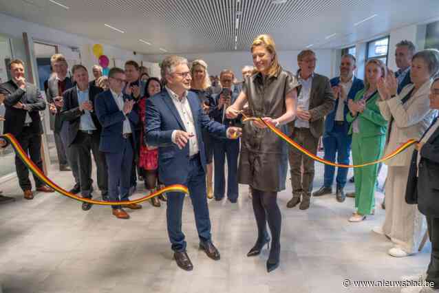 “Hier mogen andere gemeenten een voorbeeld aan nemen”: Feestelijke opening gemeentehuis Puurs-Sint-Amands met minister Annelies Verlinden