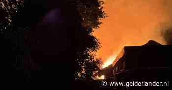 Metershoge vlammen bij brand in tuin, ook woning beschadigd: bewoners ergens anders ondergebracht