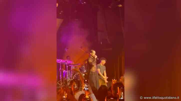 Un fan fa irruzione sul palco durante il concerto di Mahmood a Stoccarda: il cantante reagisce così – Video