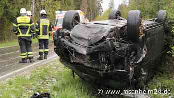 Schwerer Unfall bei Riedering: VW-Bus überschlägt sich auf glatter Fahrbahn