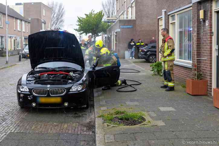 Beginnende autobrand in Kortenaerstraat  IJmuiden