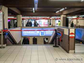 Milano, passeggeri della metro bloccano la borseggiatrice: costretta a restituire tutto