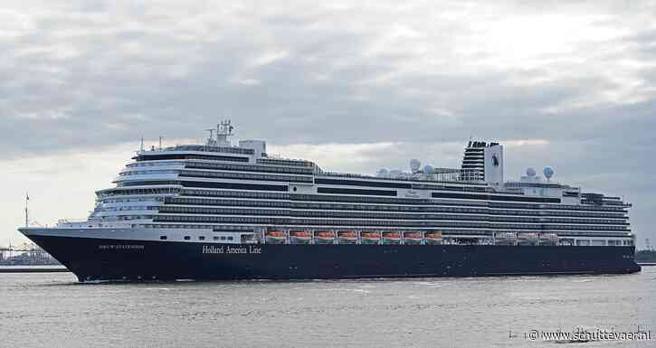 Activisten Extinction Rebellion protesteren tegen cruiseschip van HAL