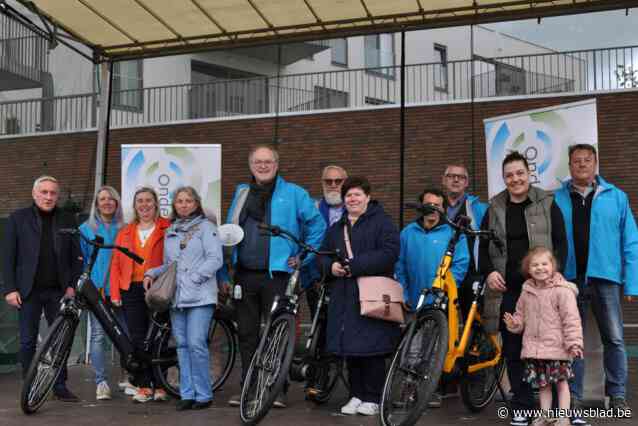 Hamse handelaars reiken drie fietsen uit van Paasactie