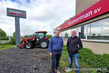 Twee mannen gaan aan de haal met drie landbouwvoertuigen van Timmerman