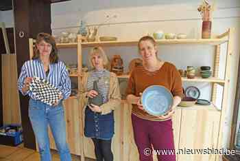 Drie vrouwen met passie voor aardewerk openen Bakkerij Met Klei: “Met winkel, atelier, workshopruimte en kleicafé”