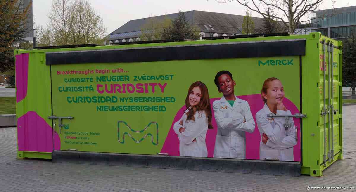 Merck begeistert mit Curiosity-Cube-Tour 2024 junge Menschen für MINT-Berufe