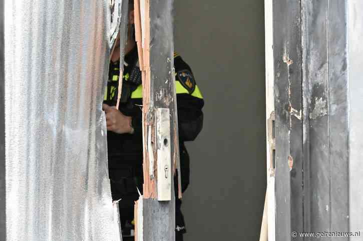 Veel schade na explosie bij pand aan Steenstraat in Arnhem