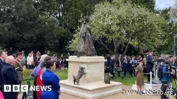 Hundreds attend Queen Elizabeth II statue unveiling