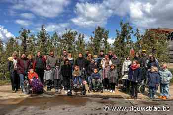 38 kinderen krijgen een eigen perenboom in het Wensbos in Wijer