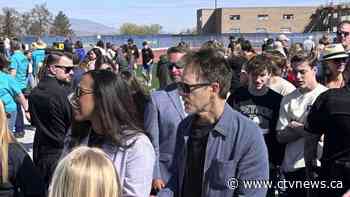 Kevin Bacon dances back to 'Footloose' high school