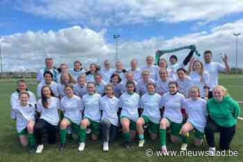 Meisjes U16 van Minderhout VV vieren kampioenschap met onderlinge wedstrijd