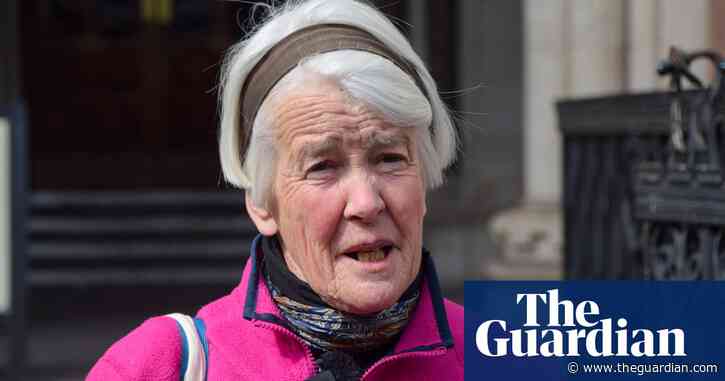 Judge throws out case against UK climate activist who held sign on jurors’ rights
