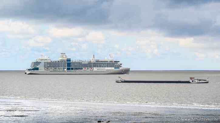 Cruiseschip Silver Ray verlaat Meyer Werft in Papenburg