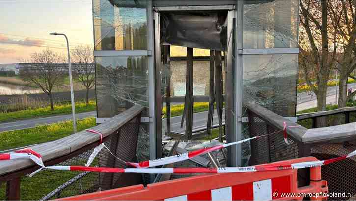 Almere - Jaar na explosie is lift voor mindervaliden nog steeds kapot