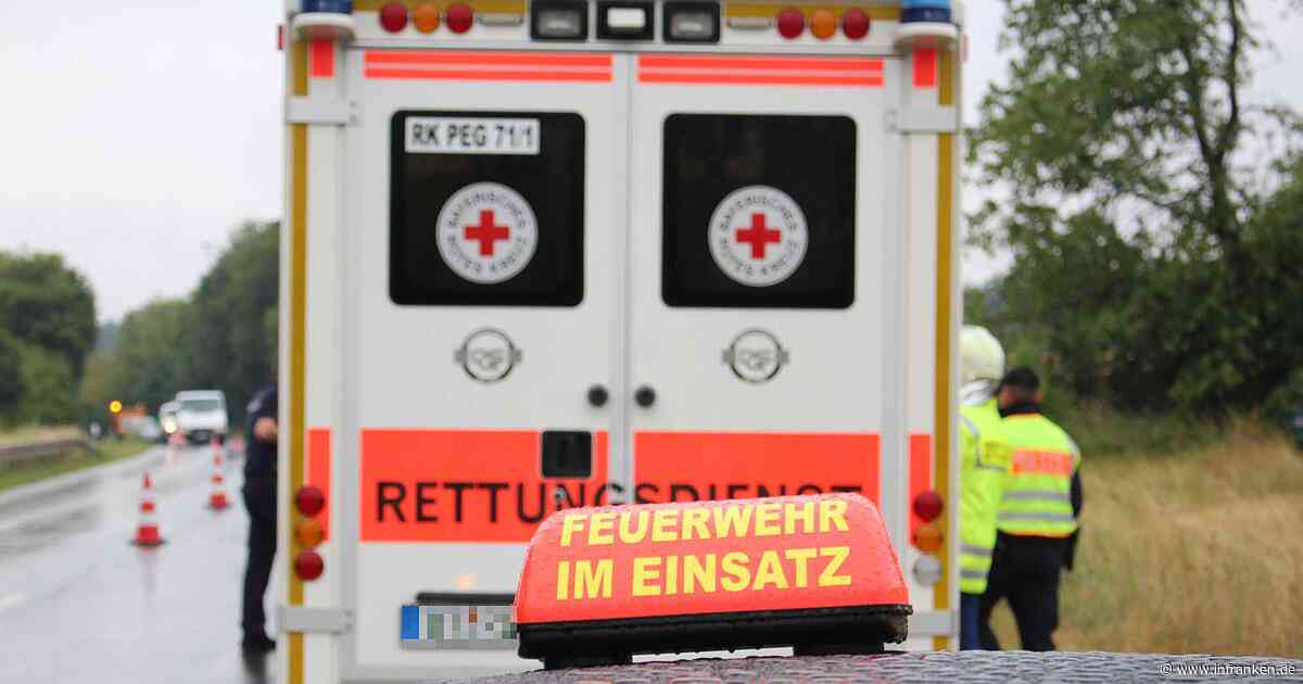 "Unkooperativer" Fahrer wird nach Frontalcrash im Kreis Kitzingen in Handschellen abgeführt