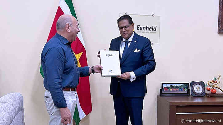 Orlando Bottenbley overhandigt Bijbel aan president Santokhi van Suriname