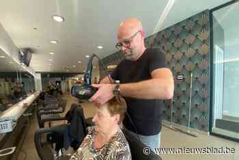 Kapper Alain Christiaensen geëerd voor 35 trouwe dienst bij Hairroom Van Wauwe