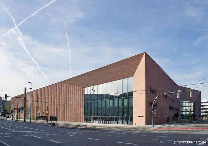 Hartsandstein fein gefügt - Kongresszentrum in Heidelberg von Degelo Architekten