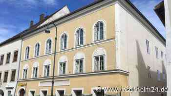 Weiße Rosen und ein Hitlergruß: Eklat vor Hitlers Geburtshaus in Braunau